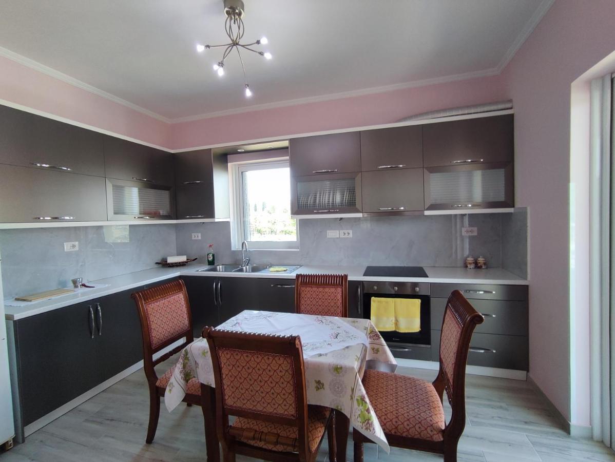 Cheerful 2 Bedroom Villa With Free Parking. Гірокастра Екстер'єр фото