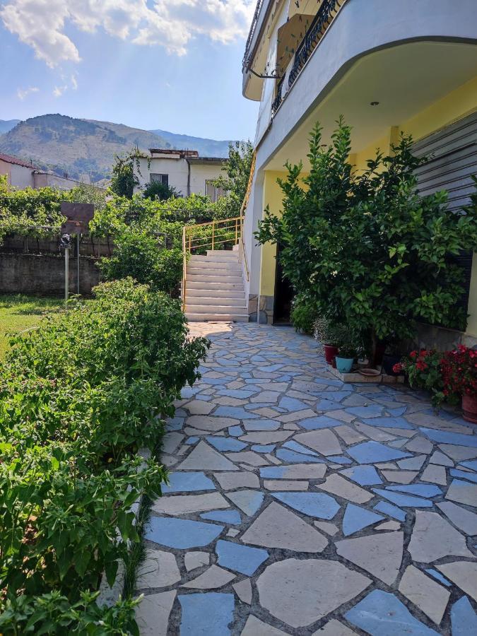 Cheerful 2 Bedroom Villa With Free Parking. Гірокастра Екстер'єр фото