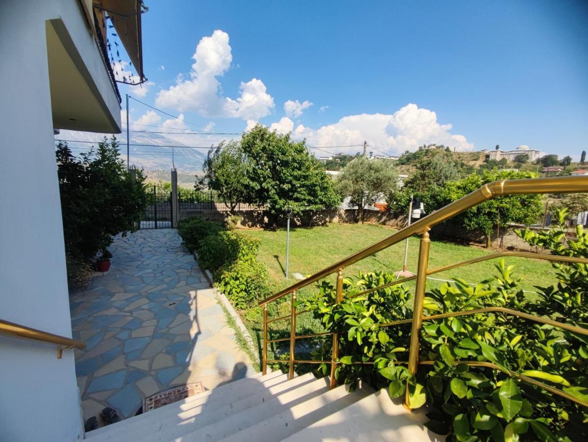 Cheerful 2 Bedroom Villa With Free Parking. Гірокастра Екстер'єр фото